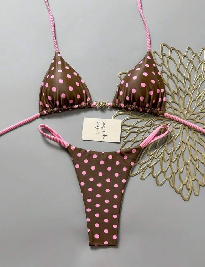Bikini Bondad marrón con lunares rosados fotografiado sin modelo